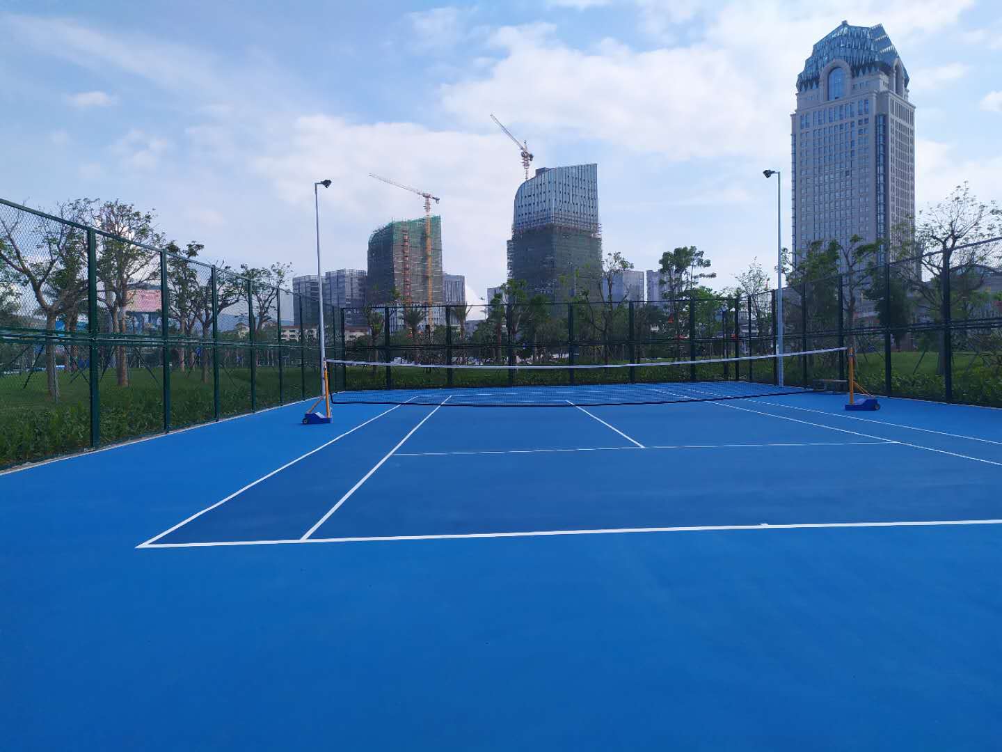 丙烯酸地垫和硅pu网球场差别是什么？